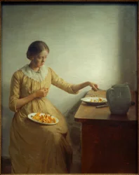 Mädchen reinigt Pfifferlinge